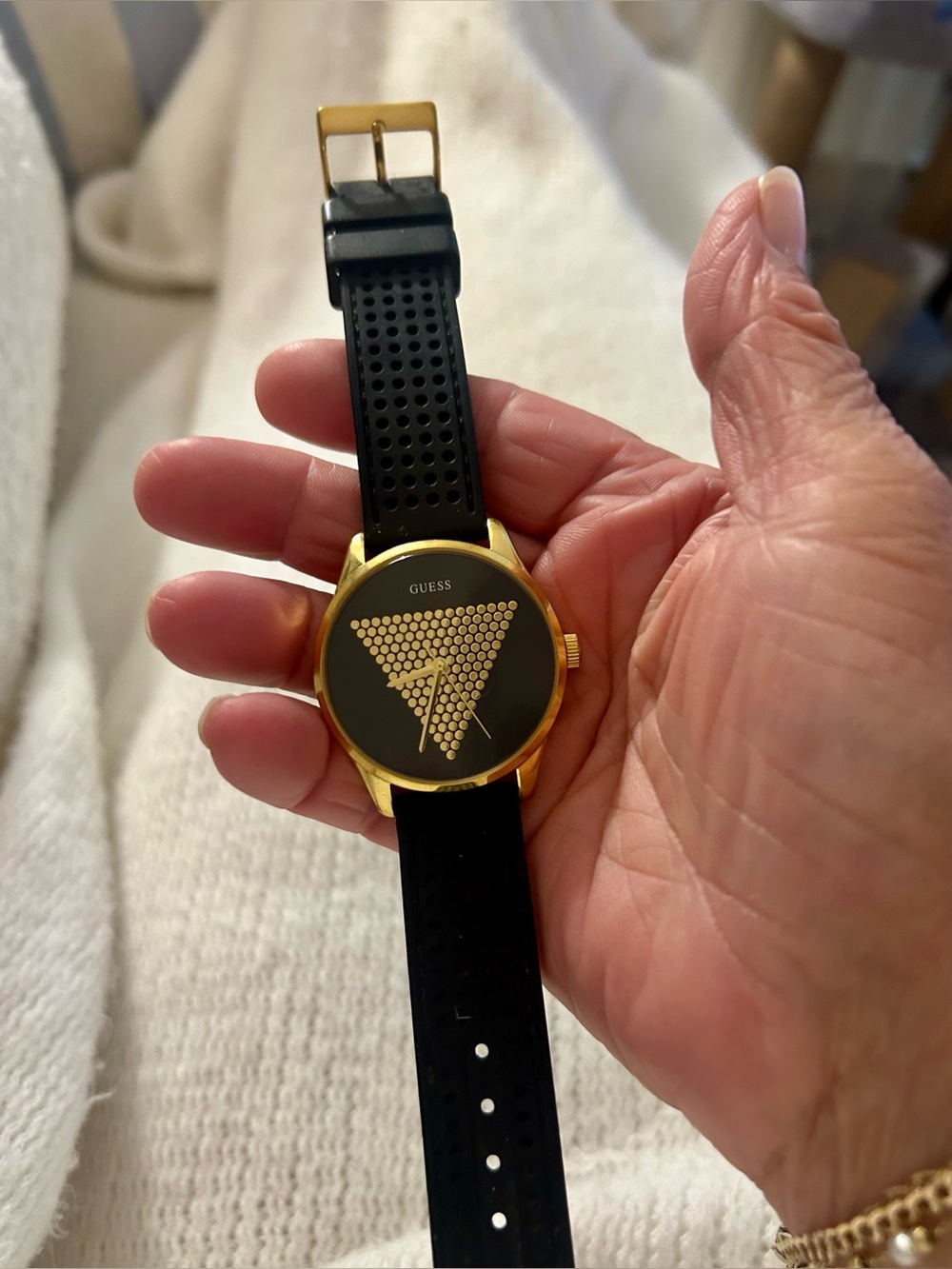 GUESS Women Black & Gold Logo Silicone Strap Watch (model :
W1227L3)